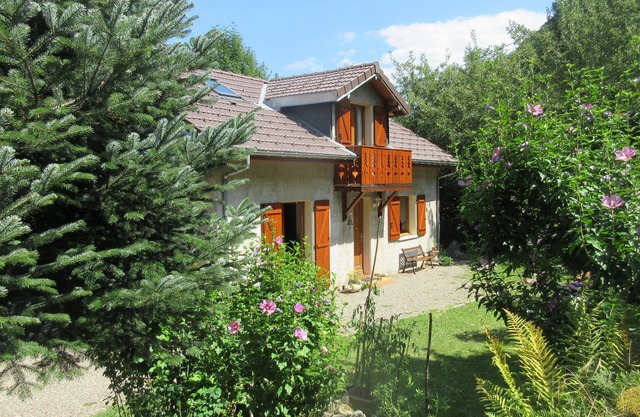 Chalet / Gite "Les Althéas" in a quiet location, mountain view, on the edge of a forest