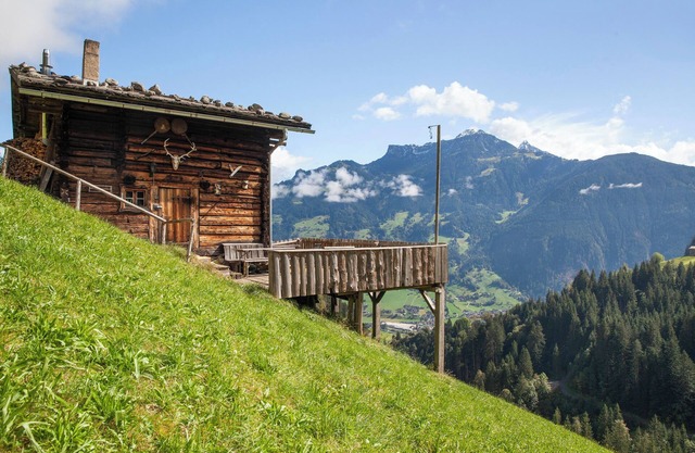 Chalet 'Griawanghütt'n Zillertal' con vistas a la montaña, terraza privada y balcón