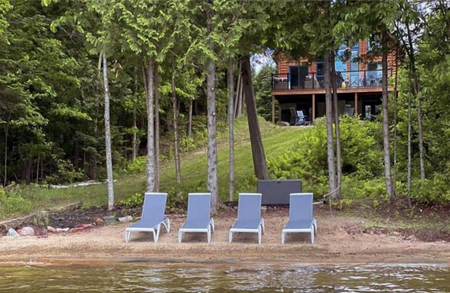 Chalet Hummingbird on the Lake with Private Beach and Hot Tub