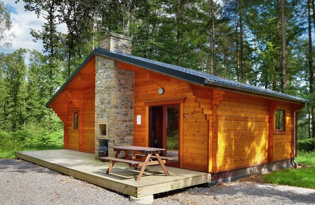 Bungalow artístico con terraza y muebles de jardín