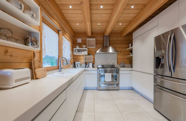 Chalet in the mountains, skis on !!!