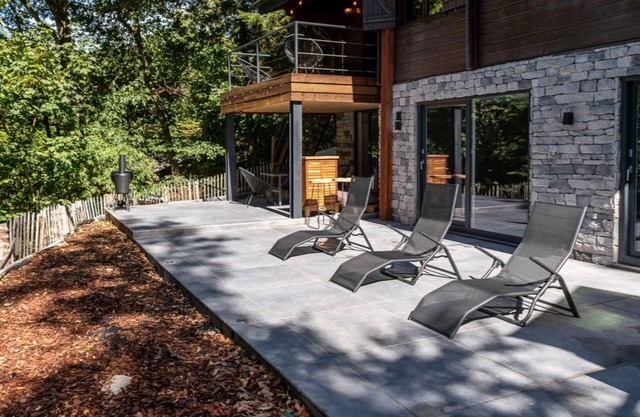 Chalet in the woods with jacuzzi and Sauna