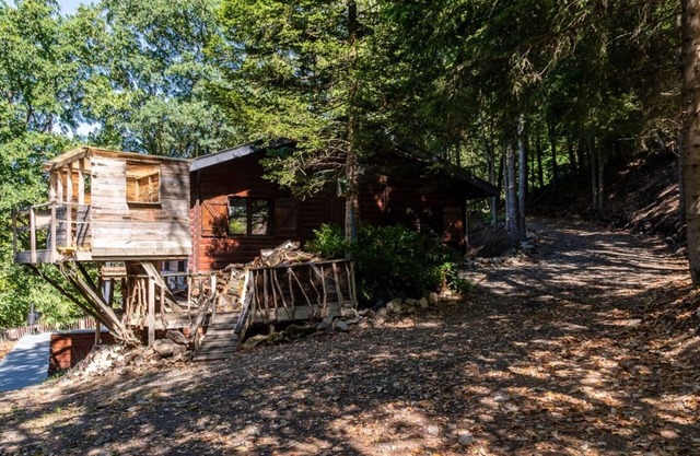 Chalet en el bosque con jacuzzi y sauna.