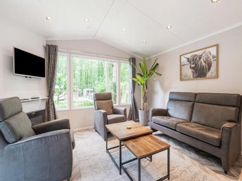 chalet in the woods with pool, cleaning included