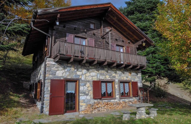 Chalet individuel de 100m2 avec jardin pour 5 personnes. Au calme, accès par la route des Echertes.T