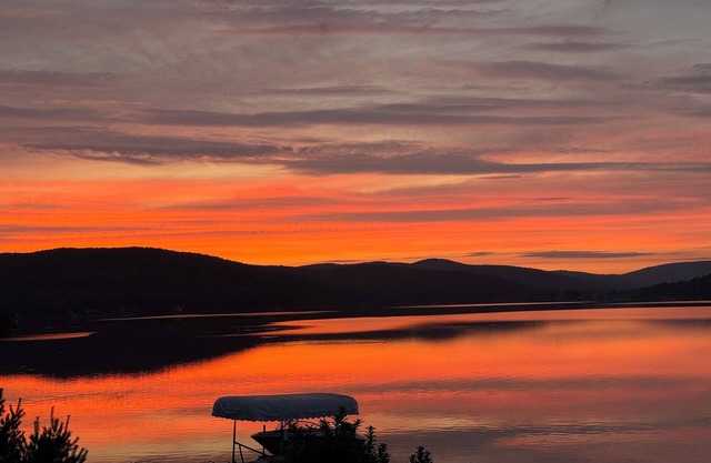Chalet Joyeux-cheerful cottage. Enchanting 3-bedroom house on Lake Wallace.
