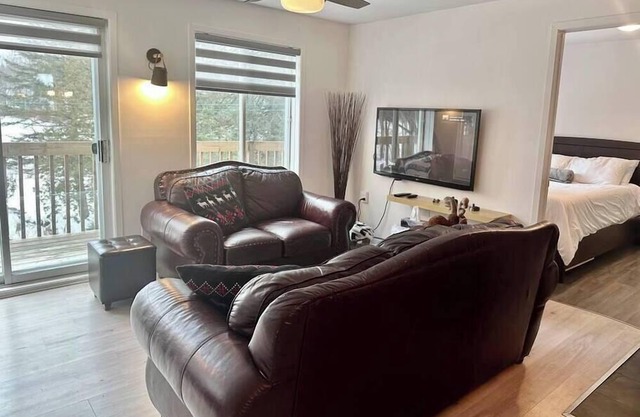 Chalet Kilkenny. Lakefront, spa, 4 bedrooms (9)