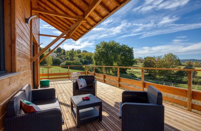 Chalet Kozy in Périgord Noir, comfort and zenitude in the shade of tall trees