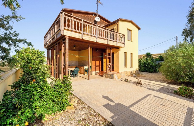 Chalet 'La Casa De Clara Y Roger' con terraza compartida, balcón y Wi-Fi
