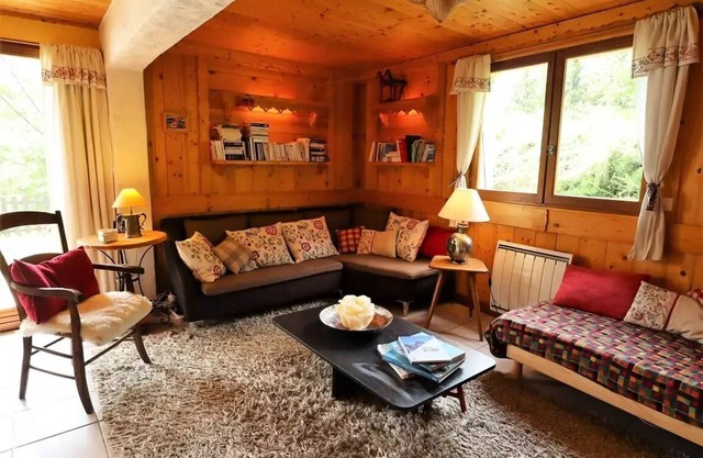 Chalet La Cordillera - The Seizures. Beautiful renovated chalet for 10 to 12 people.