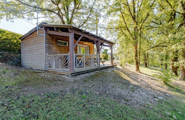 Casa de vacaciones 'Chalet La Noyeraie En Périgord Noir' con terraza privada y jardín compartido