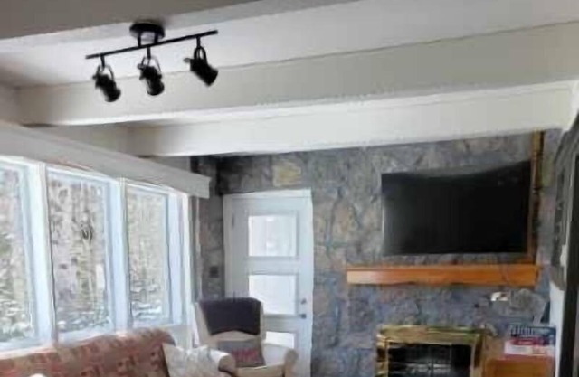 Chalet Lac Pauzé - Lakefront.