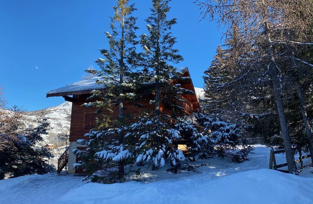 Chalet Le Refuge, at the foot of the slopes in Le Sauze.