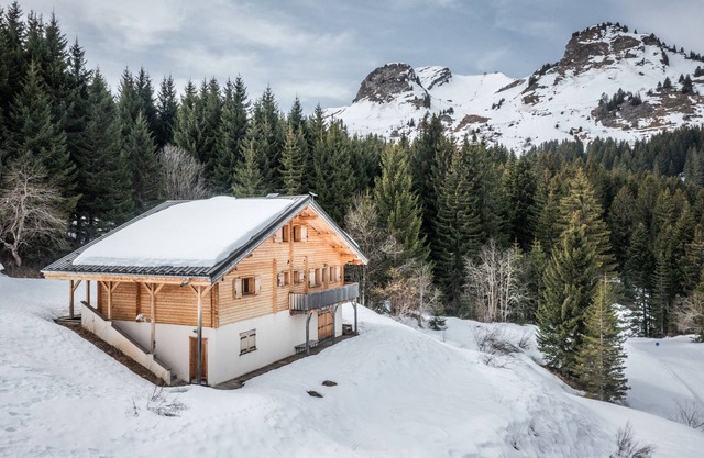 Chalet 'Les Amborzales' con vistas a la montaña, jardín privado y Wi-Fi