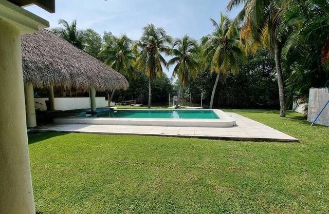 Chalet lleno d vida, con alberca a orilla de canal
