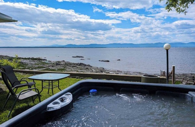 Chalet Loft #4 Waterfront with Spa, Fireplace and Wifi