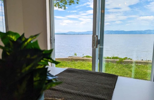Chalet Loft #4 Waterfront with Spa Fireplace and Wifi