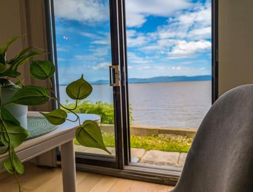 Chalet Loft #5 Waterfront with Spa Fireplace & Wifi