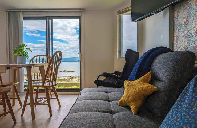 Chalet Loft #6 Waterfront with Spa, Fireplace & Wifi