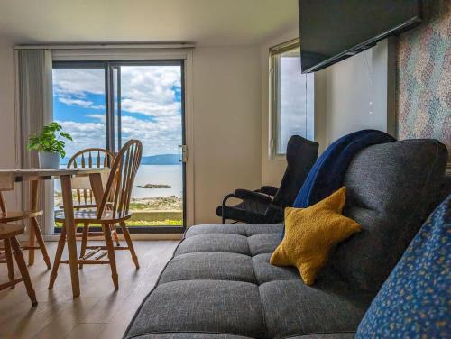 Chalet Loft #6 Waterfront with Spa Fireplace & Wifi