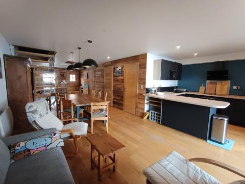 Chalet luxe refait à neuf, 50m des pistes, garage, terrasse, 125m², 8 pers, animaux acceptés - FR-1-445-192