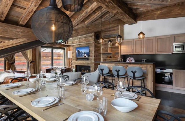 Chalet luxueux avec 5 chambres, hammam, cheminée et grande terrasse au cœur de Val d'Isère - FR-1-567-34