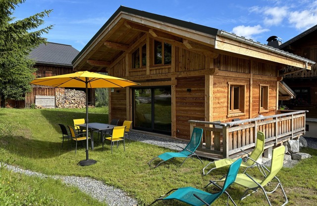 Chalet 'Mazot Savoyard' con vistas a la montaña, terraza privada y Wi-Fi