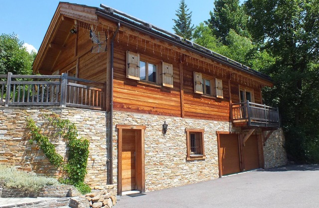 Chalet 'Mélèze Plein Sud À 1174 M' con vistas a la montaña, terraza privada y jardín privado