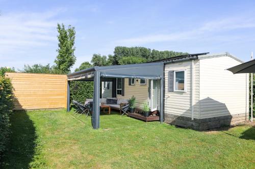 Chalet met overkapping op camping aan het Veerse Meer