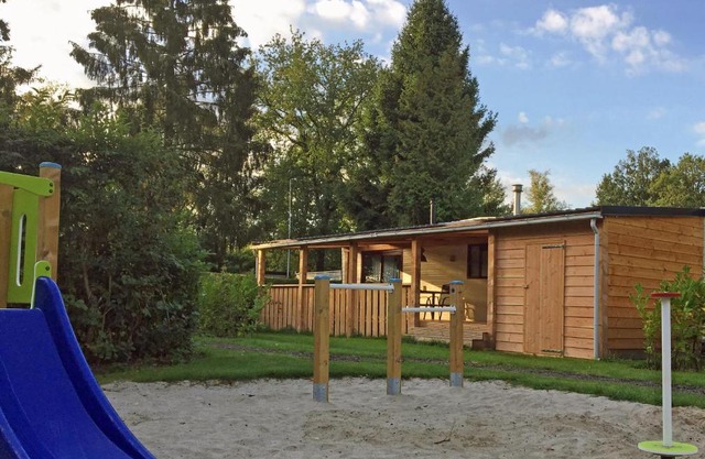 Chalet met Veranda en whirlpool gelegen in NP Drents Friese Wold, camping met zwembad