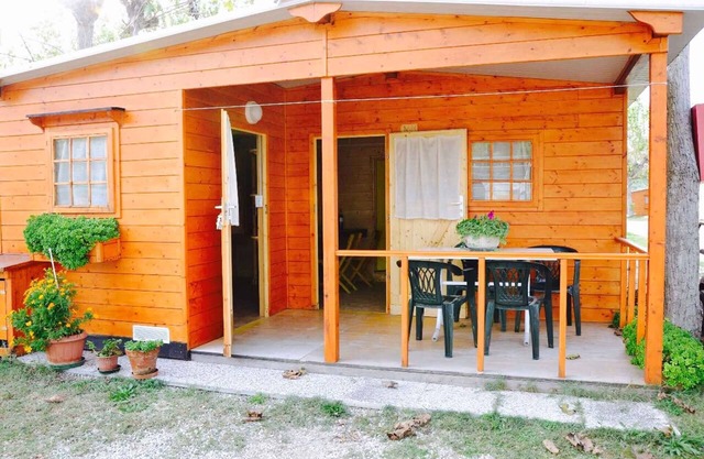 Casa vacacional en camping en el bosque de pinos