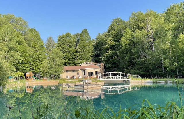 Chalet on Manistee River with amazing backyard pond. 5 minutes from Fife Lake.