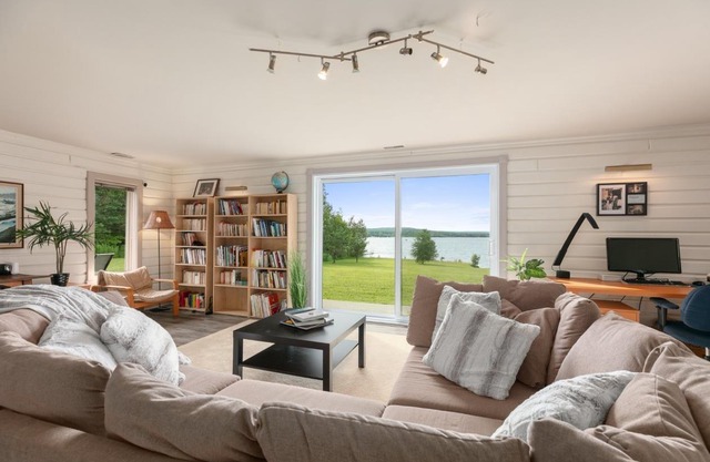 Chalet on the shores of Lake Aylmer with private dock and beach