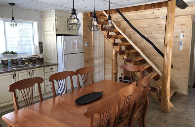 Chalet on the shores of a lake, ideal for families.
