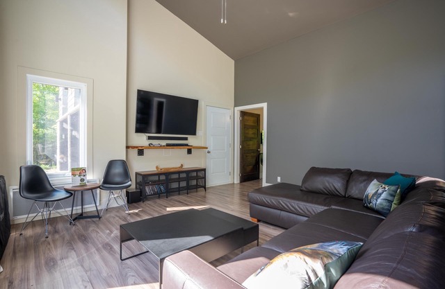 Chalet Orion, Lanaudière, spa, lake access, family-friendly and petfriendly
