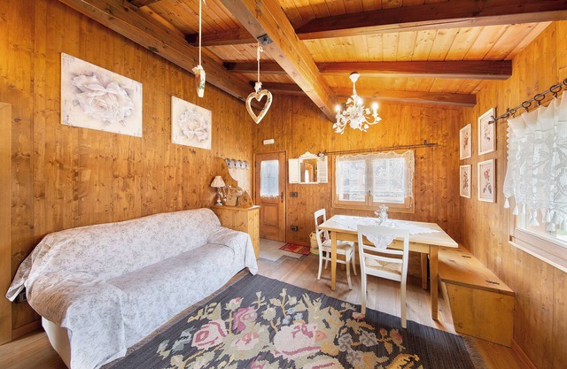Chalet 'Orserose I Fer Da Stir' con vistas a la montaña, terraza compartida y Wi-Fi