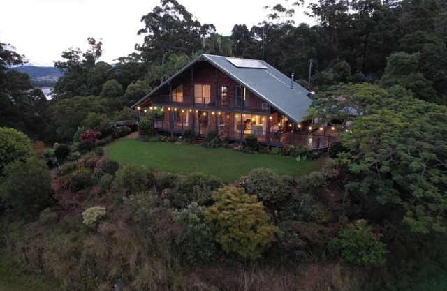 Chalet overlooking valley & ocean 15min to beach, alfresco dinning, 8m fireplace