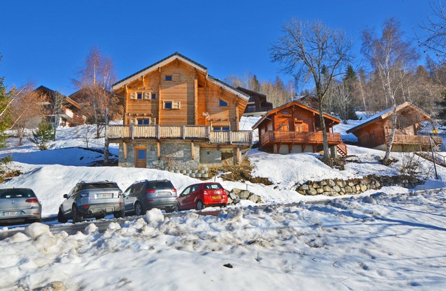 Chalet Phoenix 150m² 12/14 pers. 5 bedrooms/5 bathrooms Fireplace Sauna 300m from the slopes