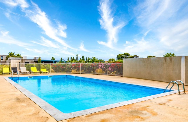Chalet 'Pomérols' con piscina compartida, terraza privada y aire acondicionado