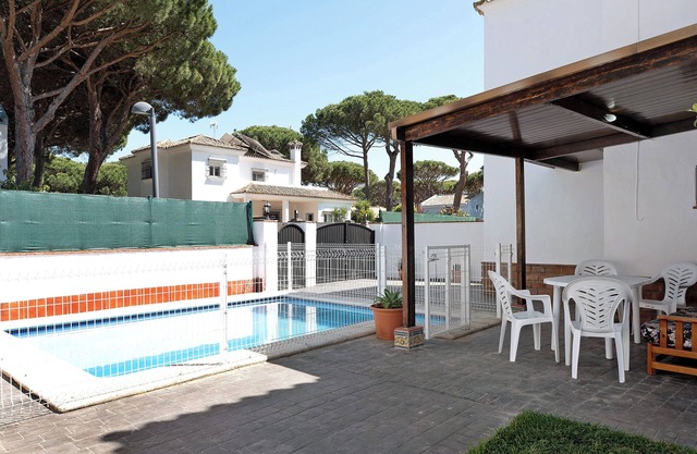 Chalet "Poniente" con piscina y jardín