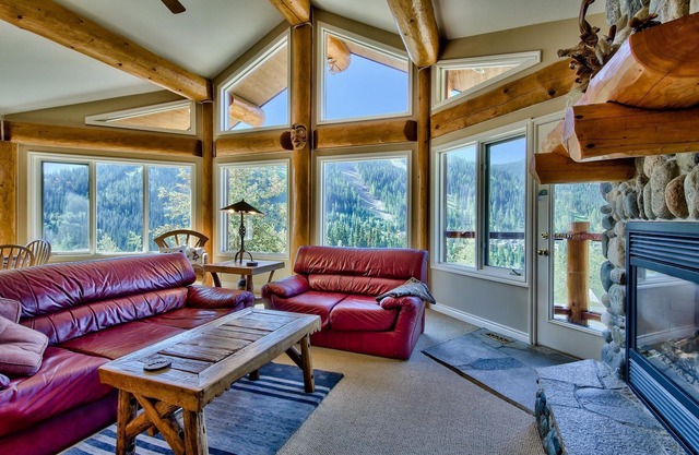Ski in / out, jacuzzi, vistas, 2400 ’, votado como uno de los 10 mejores chalets en Columbia Británica por bcmag. C