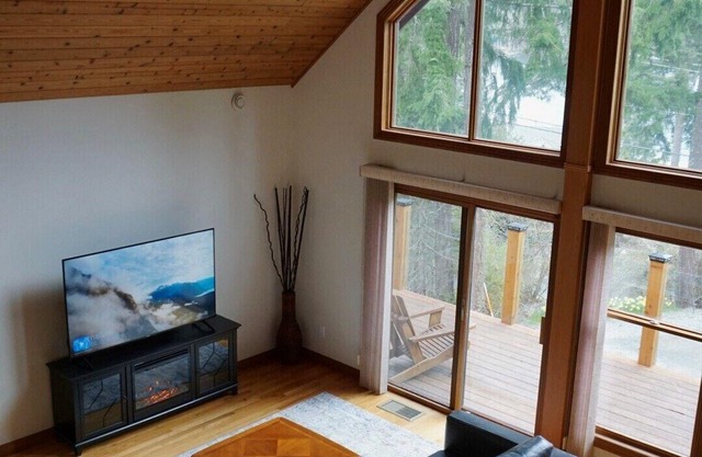 Chalet Style Cottage near Shawnigan Lake
