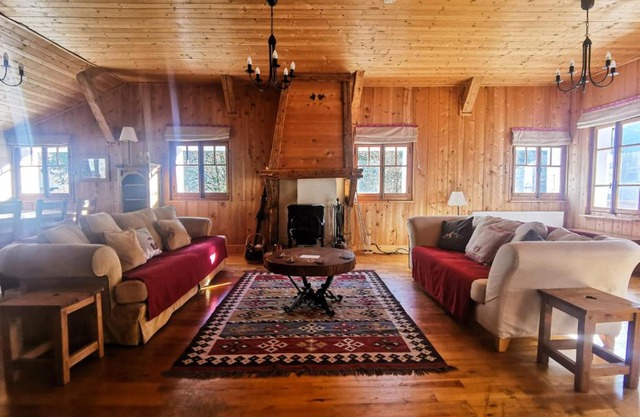 Chalet sur les hauteurs plein sud jaccuzzi jardin