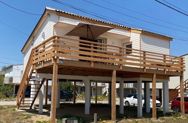 Chalet sur pilotis, esprit film 37°2, Gruissan Plage WiFi