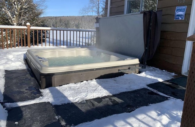 Chalet Tranquility Laurentians waterfront +SPA