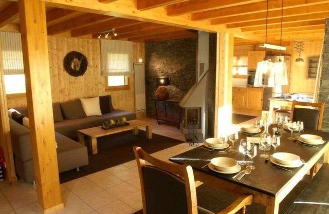 Chalet, wifi, terrace, balcony, fireplace or stove, parking, tv, ski locker, 120m²