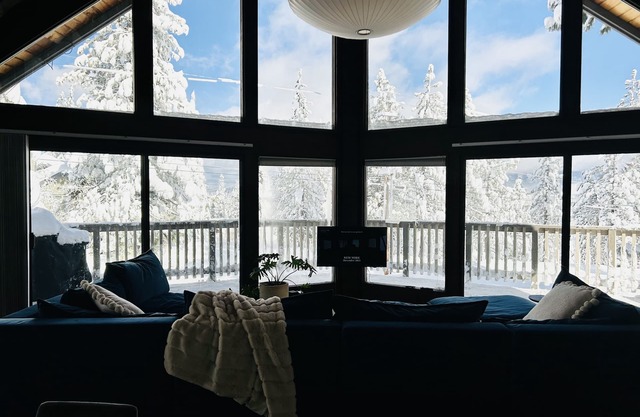 Chalet with amazing views! Close to golf, skiing, lake and hiking/biking trials.