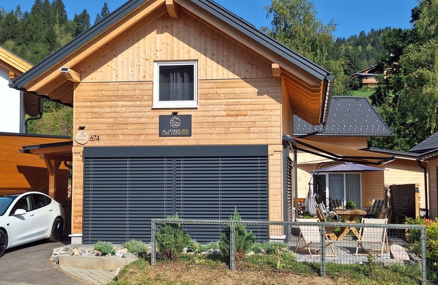 Chalet with EV charger, ski-in ski-out, public pool, near shops and restaurants