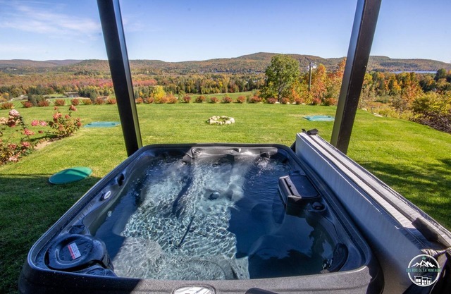 Chalet with fireplace and mountain spa, golf view