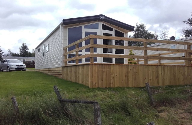 Un modelo de chalet de 2016 con bañera de hidromasaje 'JUNO y hermosas vistas sin obstáculos.